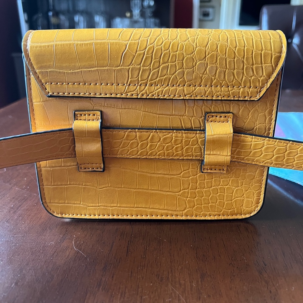 Topshop  Dazzler Belt bag in gold/yellow  - EUC - Picture 6 of 10